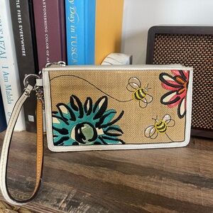 RARE - Coach vintage - Flower & Bee Wristlet Clutch in Natural Canvas 🐝